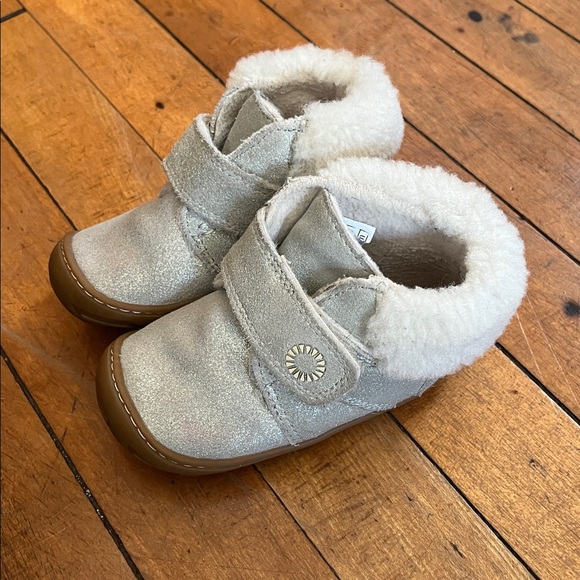 UGG Silver Baby Walker Shoes with White Fur - Picture 3 of 5